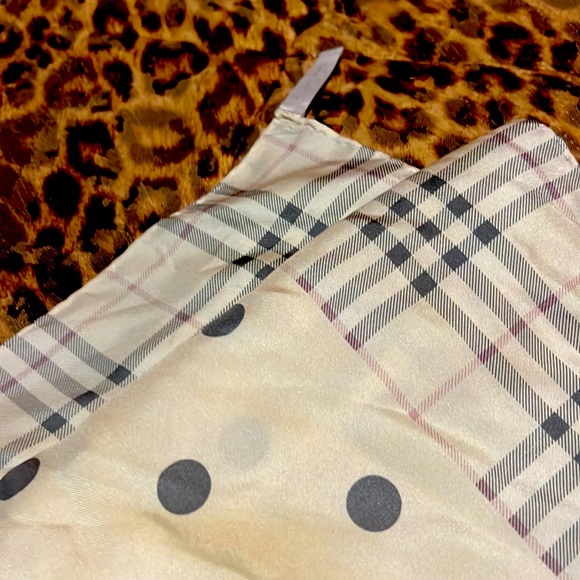 BURBERRY Scarf - Authentic - Picture 5 of 9